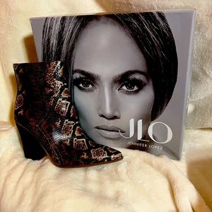 JLO Size 7 1/2 Tan Snakeskin Ankle Boot
